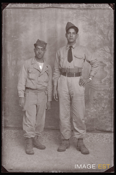 Portrait en pied de deux militaires marocains (Le Val-d'Ajol)